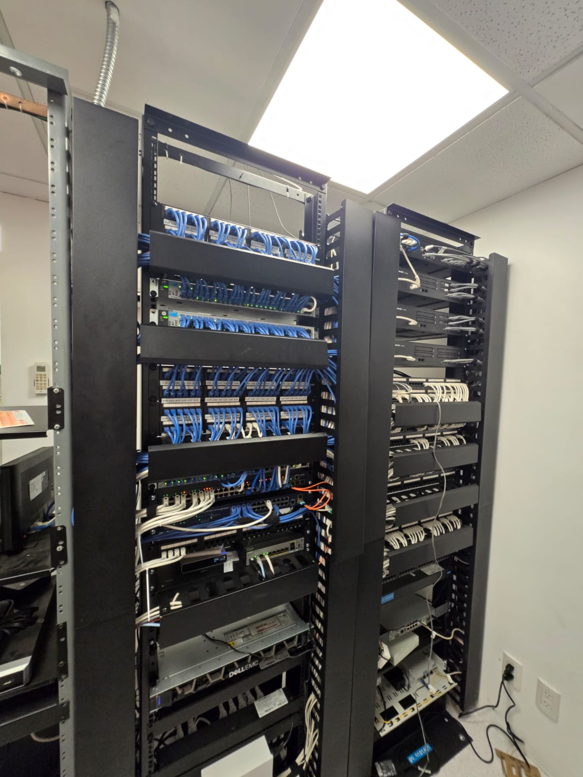 Rack de telecomunicaciones instalado y organizado por Ultra Telecomunicaciones