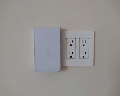 Access Point In-Wall instalado para cobertura Wi-Fi empresarial