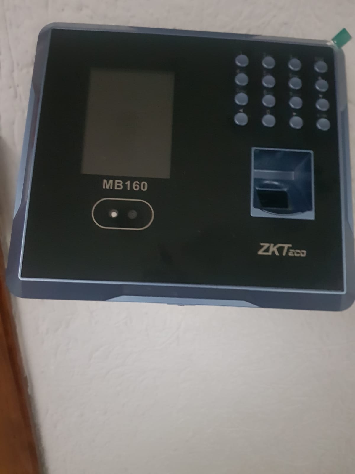 Terminal de control de acceso por huella digital instalada en oficina