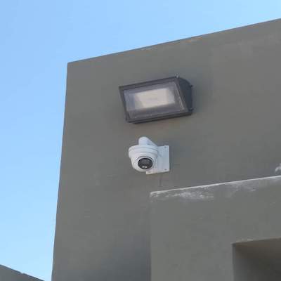 Cámara Hikvision para vigilancia perimetral instalada en exterior