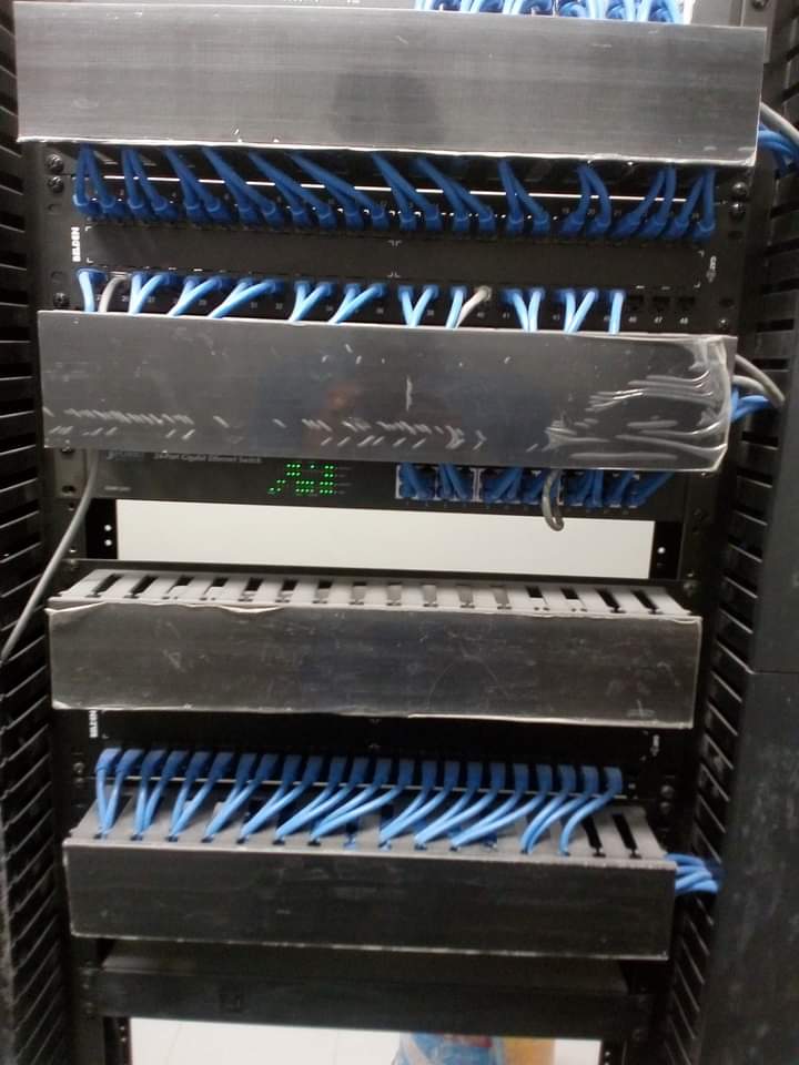 Red de datos empresarial con switching y cableado organizado